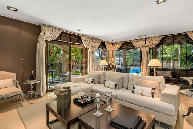 Beachside Elegant Traditional villa in Los Monteros