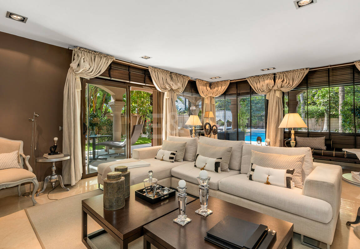 Beachside Elegant Traditional villa in Los Monteros