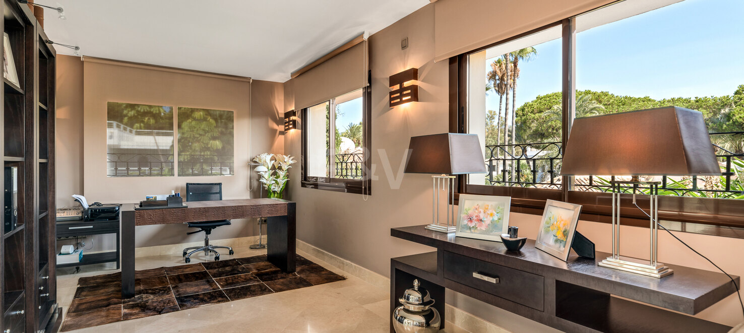 Beachside Elegant Traditional villa in Los Monteros