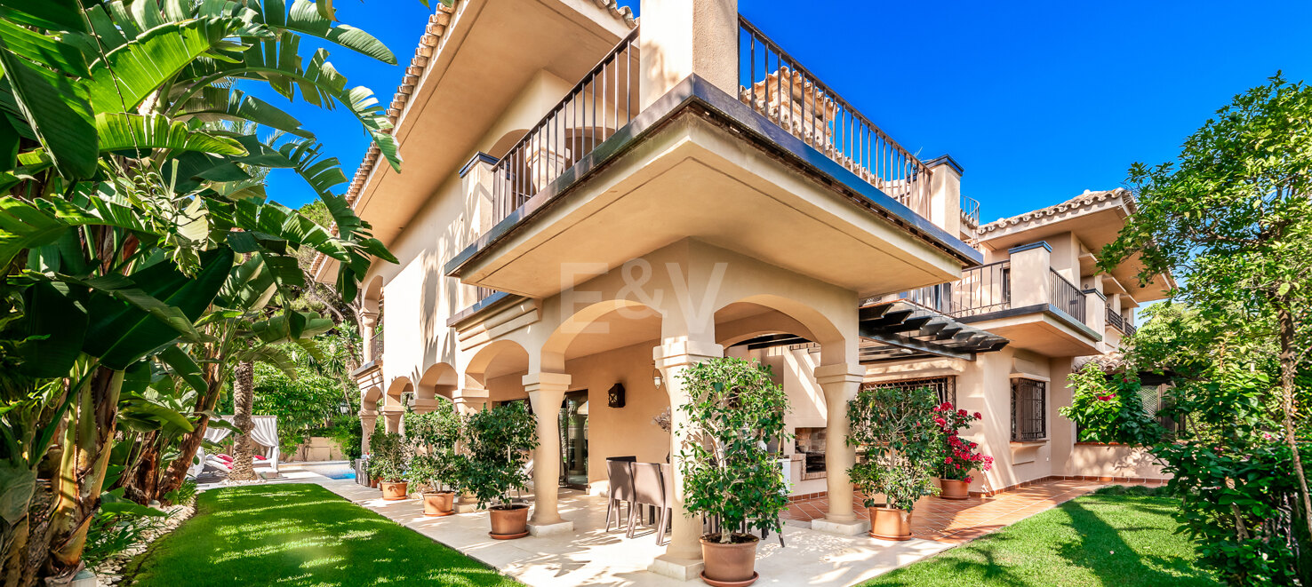 Beachside Elegant Traditional villa in Los Monteros