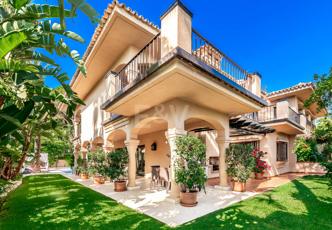 Beachside Elegant Traditional villa in Los Monteros