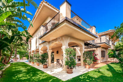 Beachside Elegant Traditional villa in Los Monteros