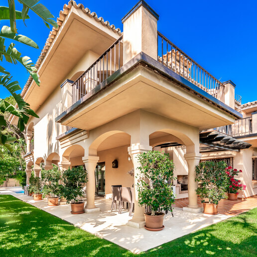 Beachside Elegant Traditional villa in Los Monteros