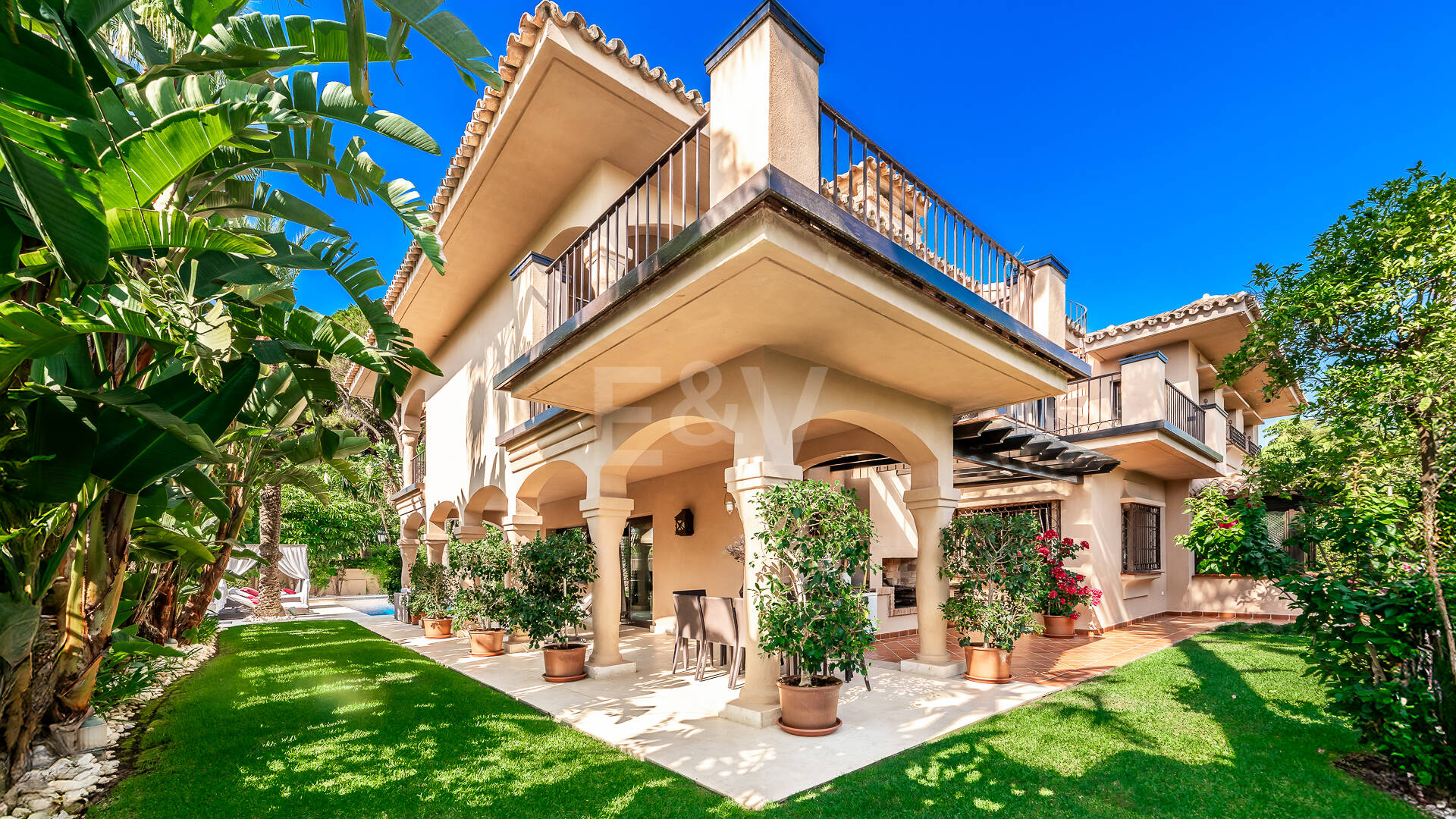 Beachside Elegant Traditional villa in Los Monteros