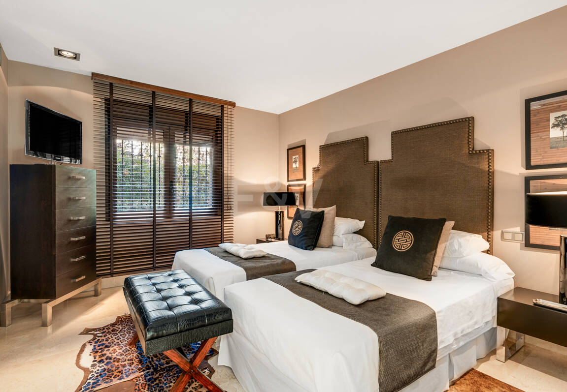 Beachside Elegant Traditional villa in Los Monteros