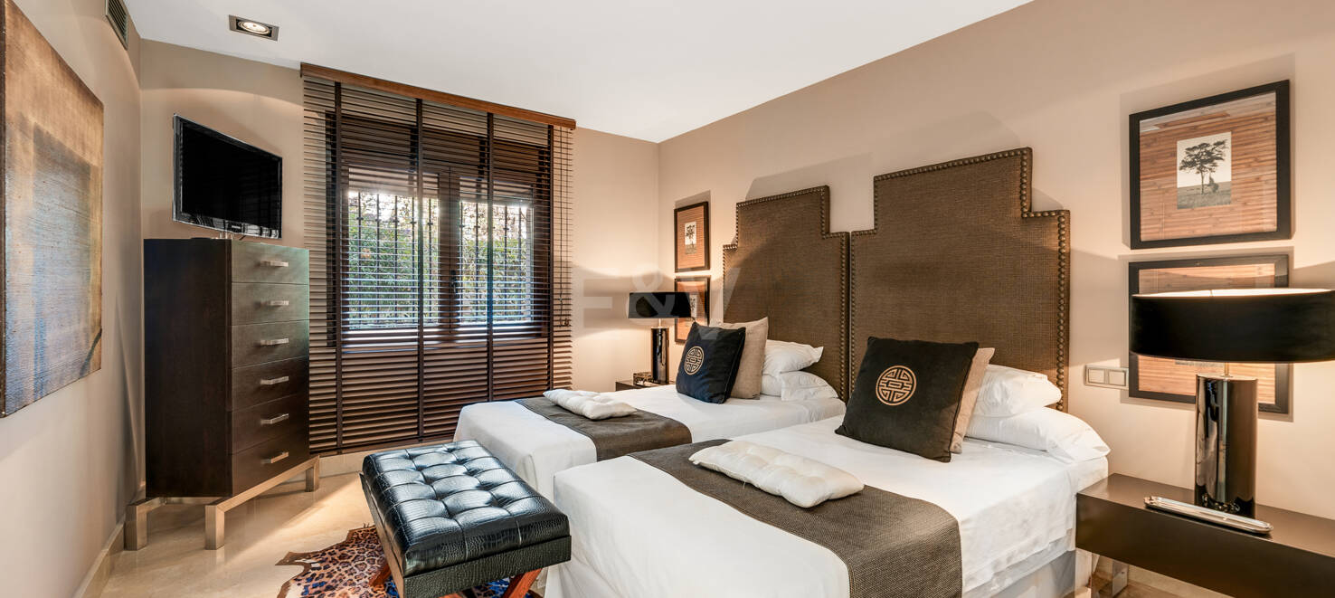 Beachside Elegant Traditional villa in Los Monteros