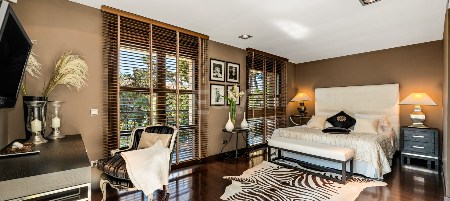 Beachside Elegant Traditional villa in Los Monteros
