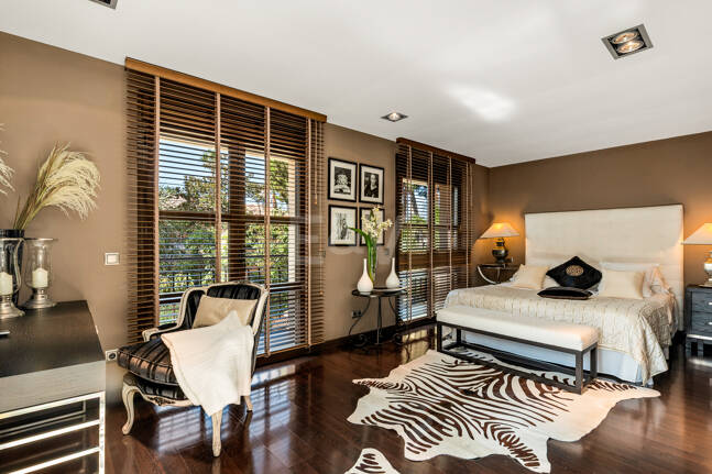 Beachside Elegant Traditional villa in Los Monteros