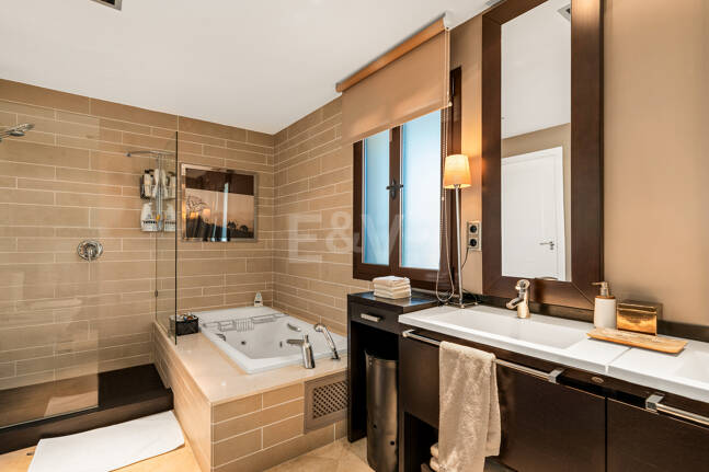 Beachside Elegant Traditional villa in Los Monteros