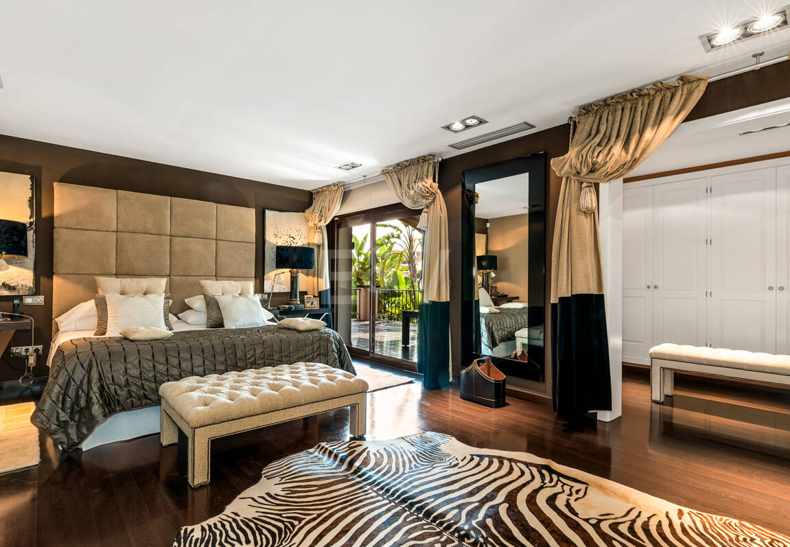 Beachside Elegant Traditional villa in Los Monteros