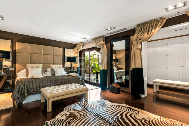 Beachside Elegant Traditional villa in Los Monteros