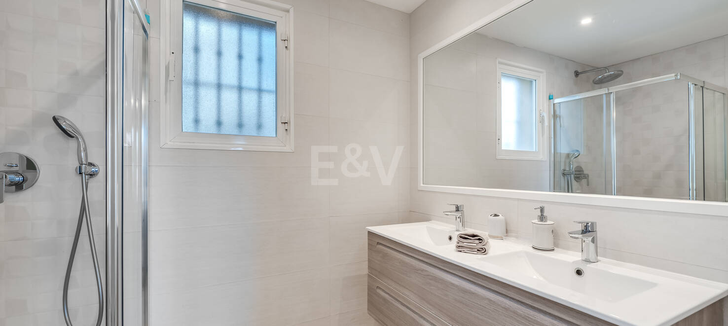 Townhouse Close to the Beach in Costabella