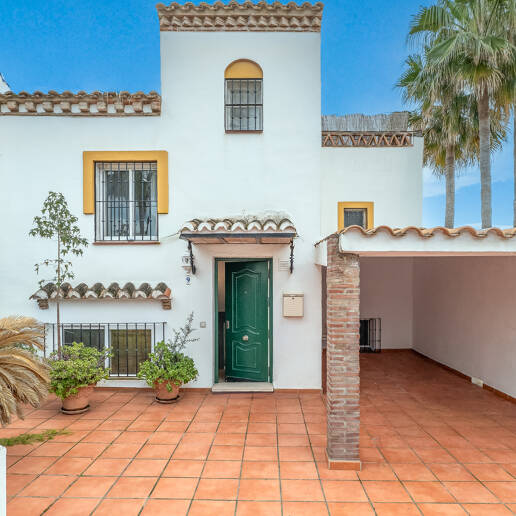 Townhouse Close to the Beach in Costabella