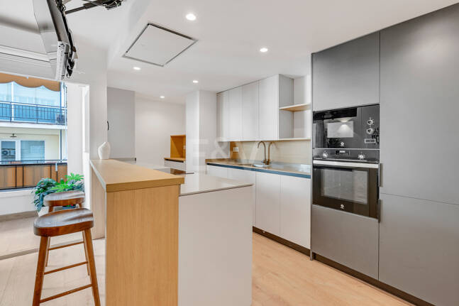 Modern Apartment with Private Balcony in Marbella’s Vibrant Centre