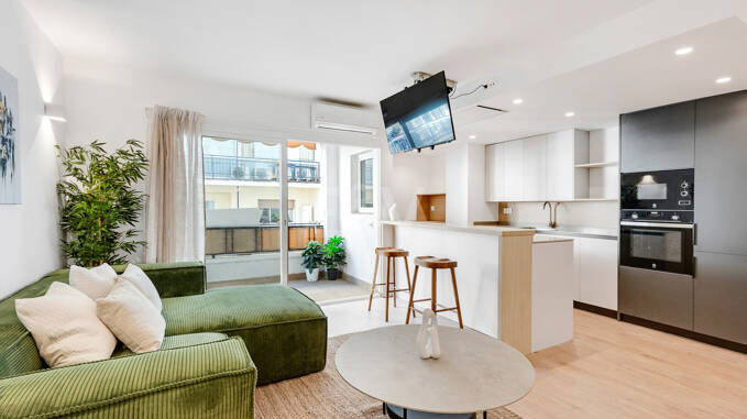 Modern lägenhet med privat balkong i Marbellas livliga centrum