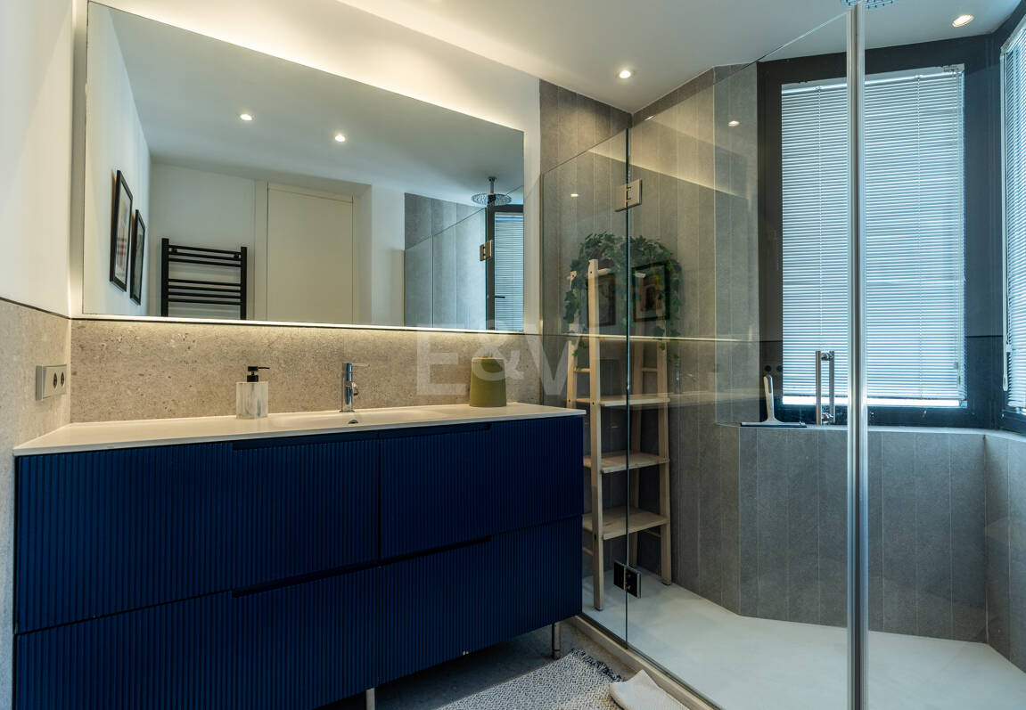 Penthouse with Sea Views Steps From the Beach