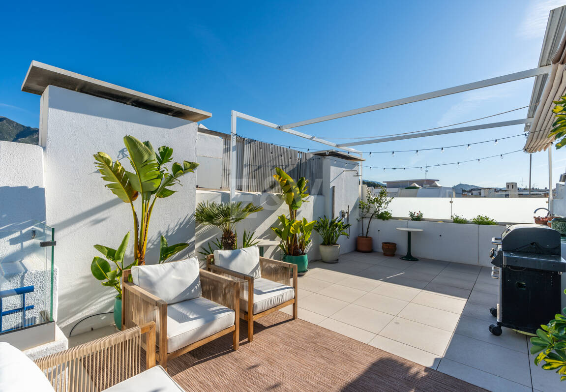 Penthouse with Sea Views Steps From the Beach