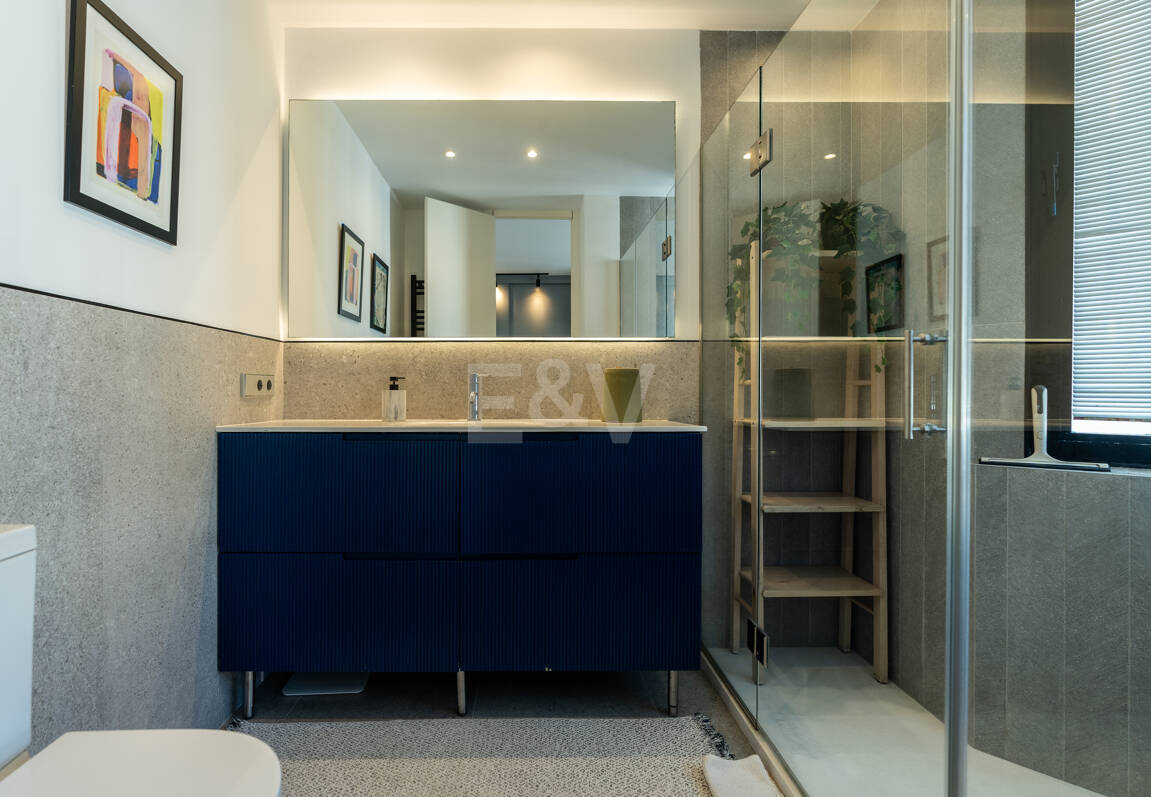 Penthouse with Sea Views Steps From the Beach