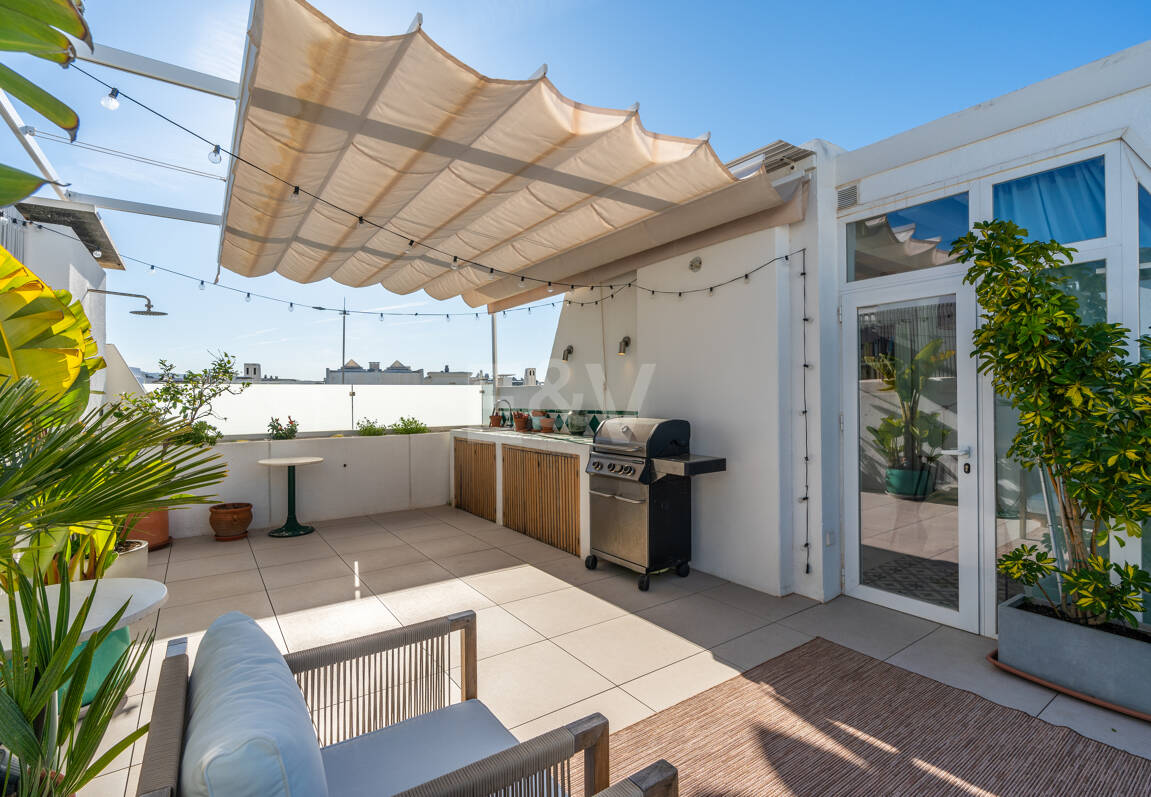 Penthouse with Sea Views Steps From the Beach