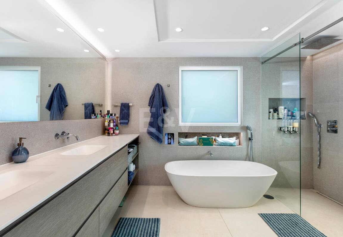 Frontline Golf Villa w Prestirial Gated Community w Guadalminie