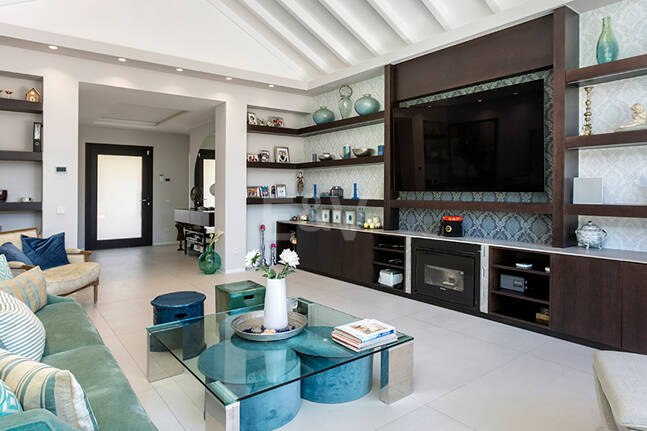 Frontline Golf Villa w Prestirial Gated Community w Guadalminie