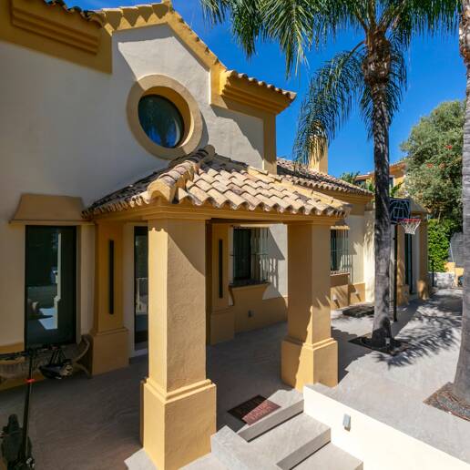 Frontline Golf Villa in a Prestigious Gated Community in Guadalmina