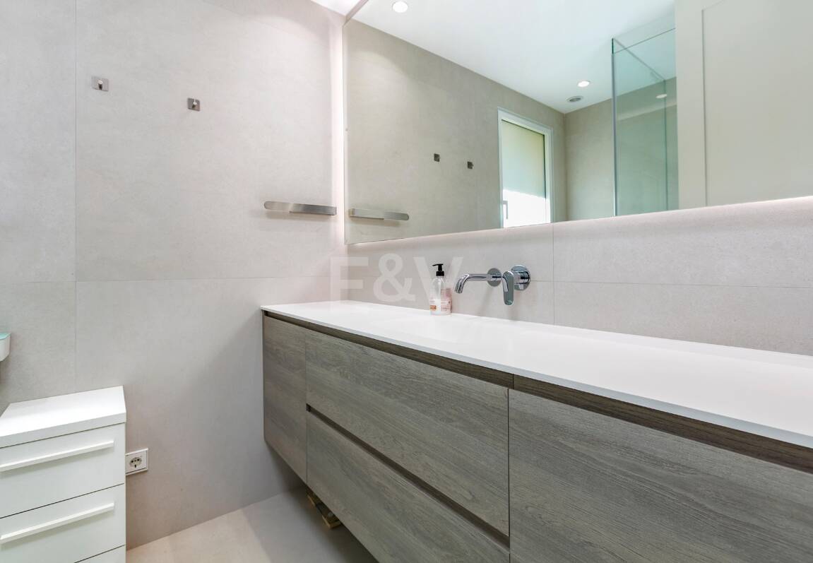 Frontline Golf Villa w Prestirial Gated Community w Guadalminie