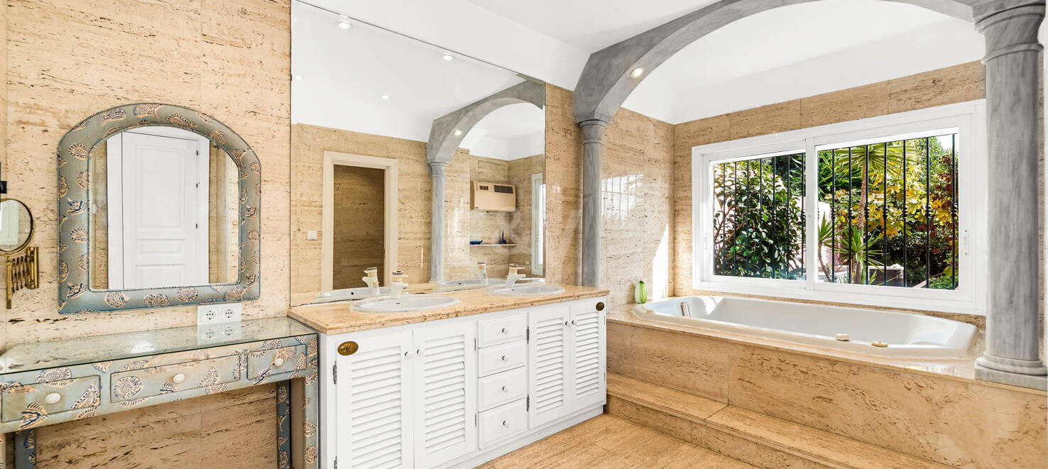 Elegante andalusische Villa mit privatem Garten und Pool in prestigeträchtigem La Quinta