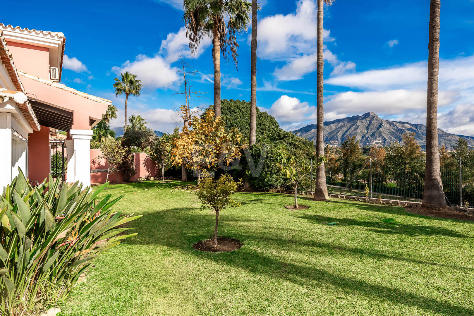 Elegancka półoddzielna willa w La Quinta, w pobliżu Marbelli i Top Golf Courses