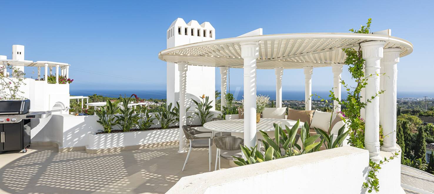 Exceptional Apartment in Jardines Colgantes with Private Swimming Pool and Sea Views