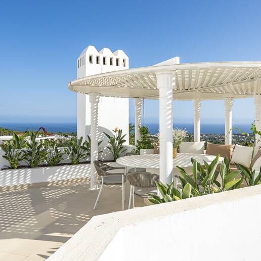 Exceptional Apartment in Jardines Colgantes with Private Swimming Pool and Sea Views