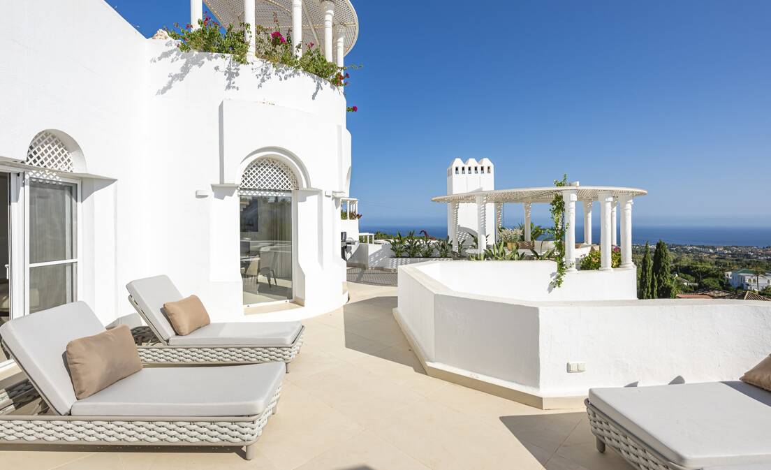 Exceptional Apartment in Jardines Colgantes with Private Swimming Pool and Sea Views