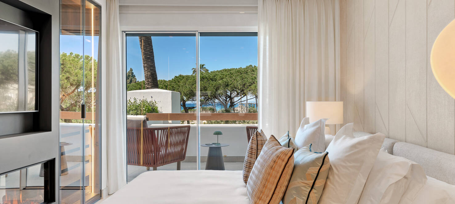 Luxury Beachfront Apartment with Direct Promenade Access in Los Monteros