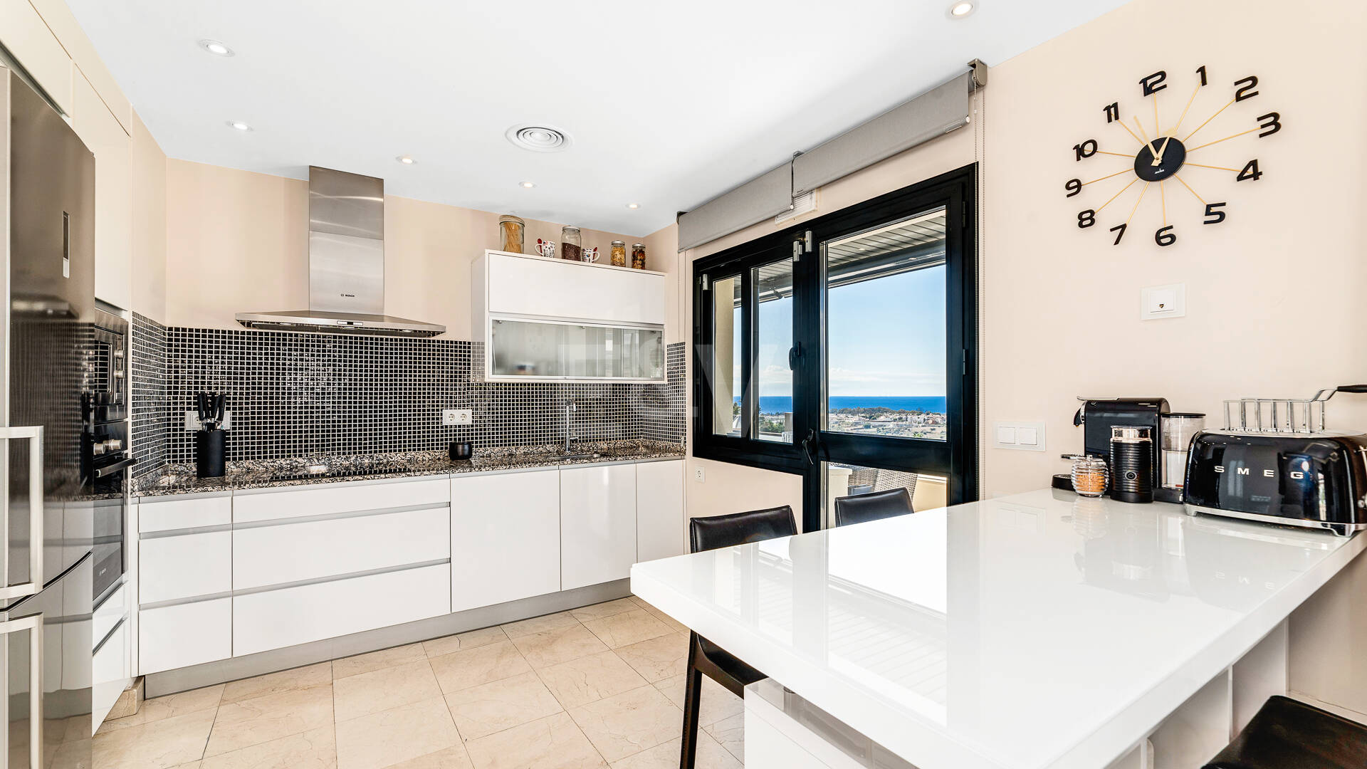 Dachgeschoss mit Privatsphäre, Panoramablick und 24-Stunden-Sicherheit