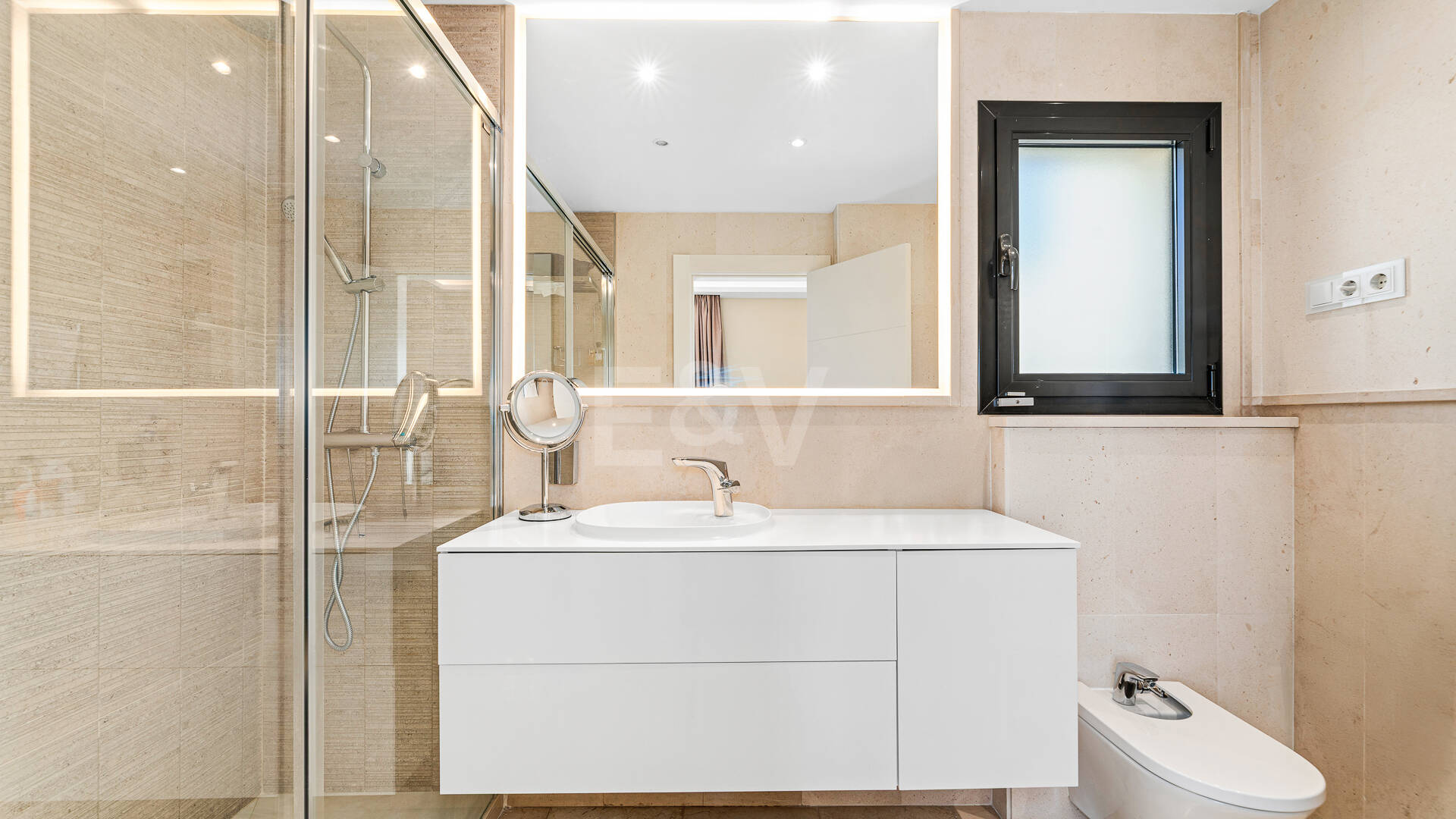 Dachgeschoss mit Privatsphäre, Panoramablick und 24-Stunden-Sicherheit