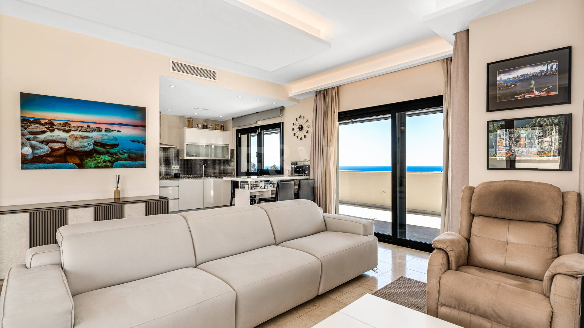 Dachgeschoss mit Privatsphäre, Panoramablick und 24-Stunden-Sicherheit