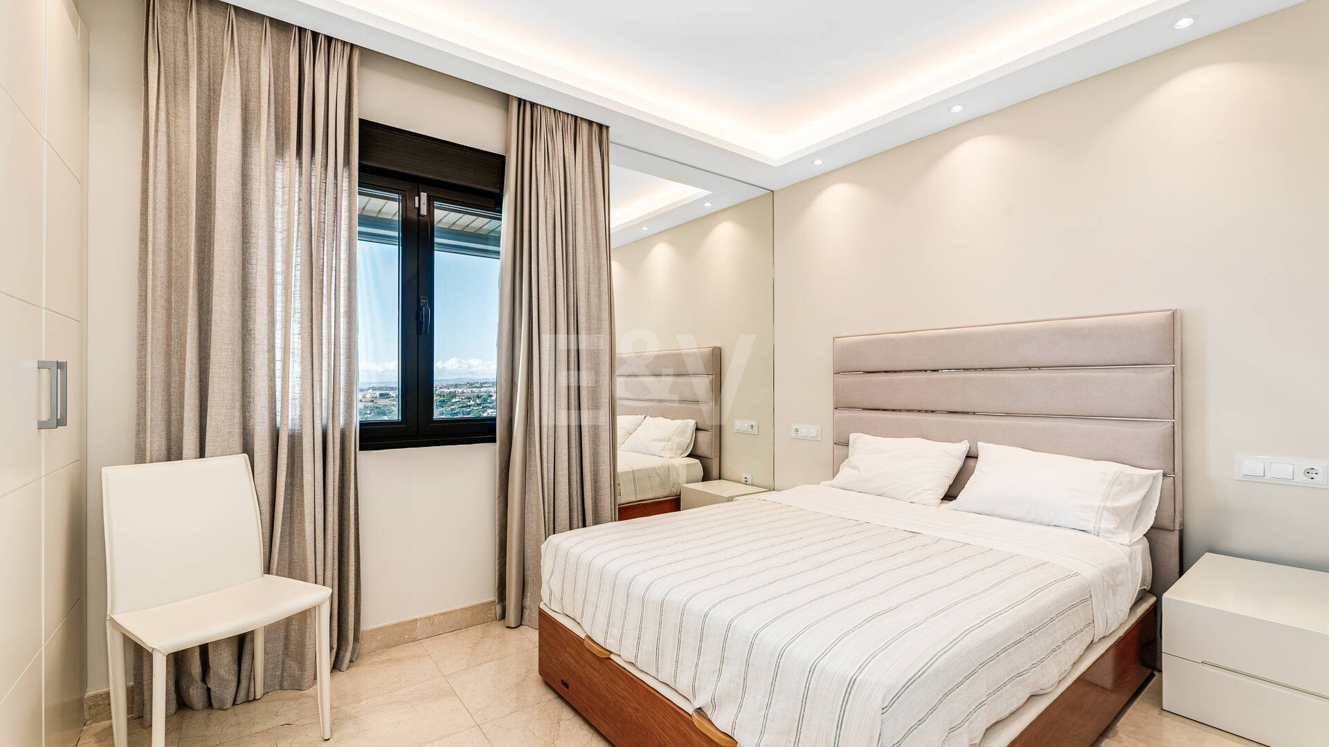 Dachgeschoss mit Privatsphäre, Panoramablick und 24-Stunden-Sicherheit