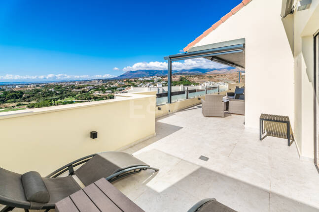 Dachgeschoss mit Privatsphäre, Panoramablick und 24-Stunden-Sicherheit