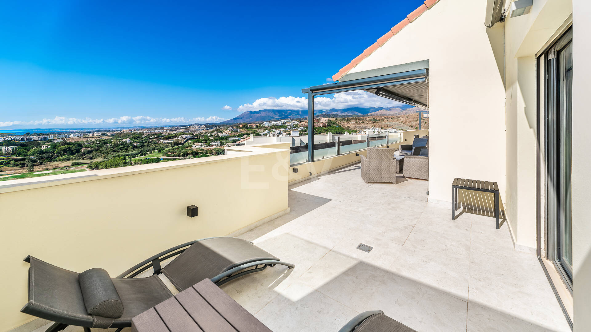 Dachgeschoss mit Privatsphäre, Panoramablick und 24-Stunden-Sicherheit