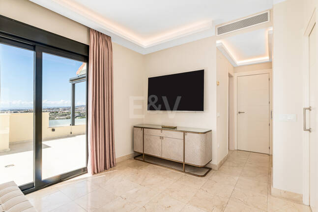 Dachgeschoss mit Privatsphäre, Panoramablick und 24-Stunden-Sicherheit