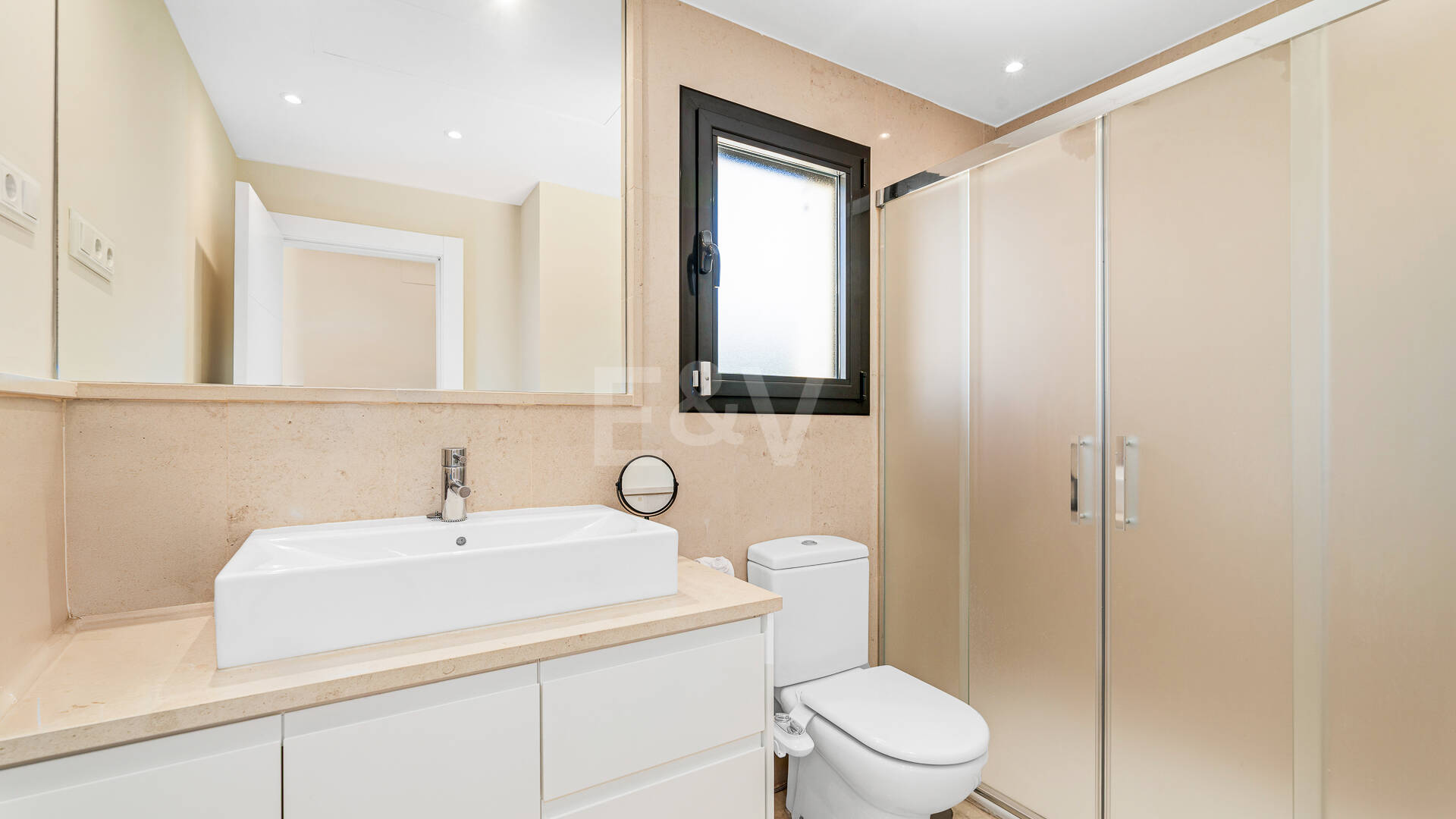 Dachgeschoss mit Privatsphäre, Panoramablick und 24-Stunden-Sicherheit