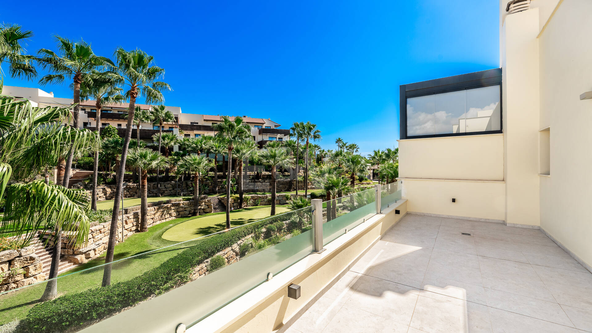 Dachgeschoss mit Privatsphäre, Panoramablick und 24-Stunden-Sicherheit