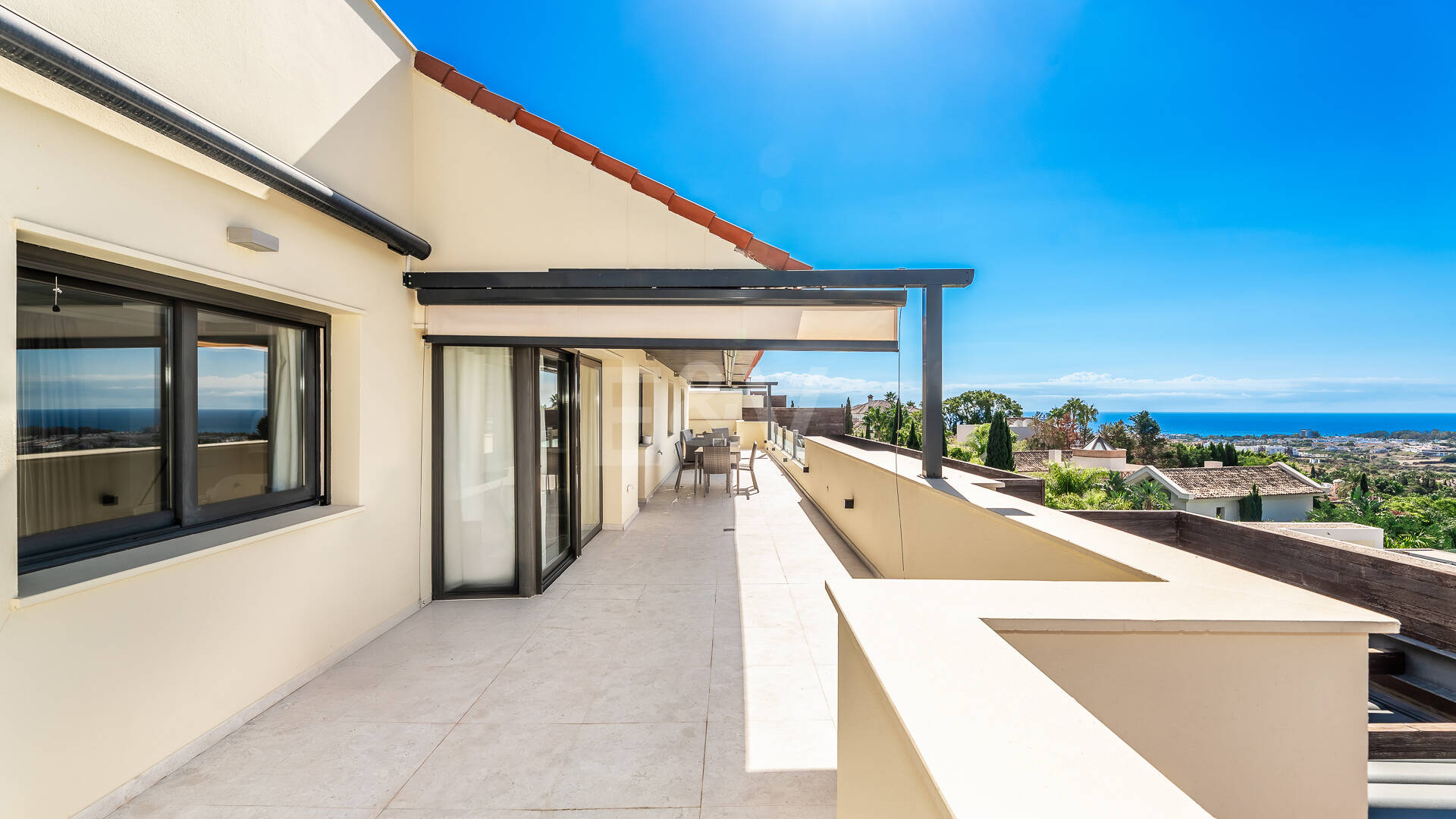 Dachgeschoss mit Privatsphäre, Panoramablick und 24-Stunden-Sicherheit