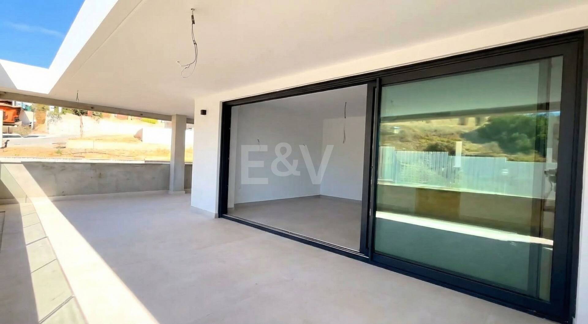 Brand-New Luxury Apartment with Sea Views – Long-Term Rental in Altos de Los Monteros, Marbella East