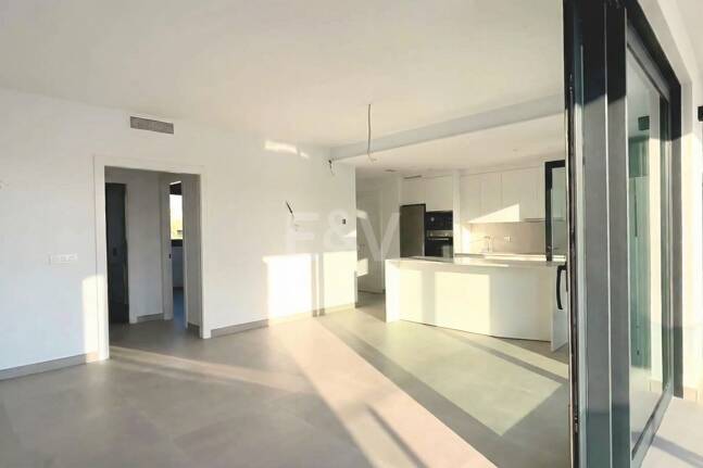 Brand-New Luxury Apartment with Sea Views – Long-Term Rental in Altos de Los Monteros, Marbella East