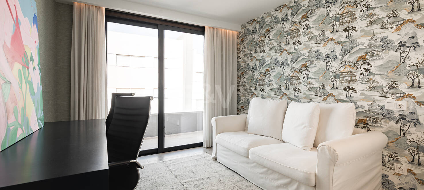 Modern Penthouse with Expansive Rooftop Terrace & Mountain Views near the Town Centre