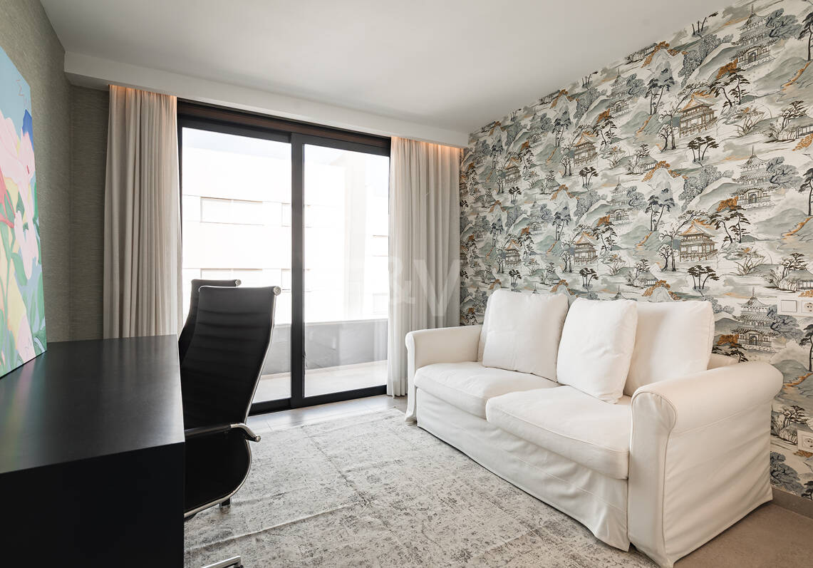 Modern Penthouse with Expansive Rooftop Terrace & Mountain Views near the Town Centre