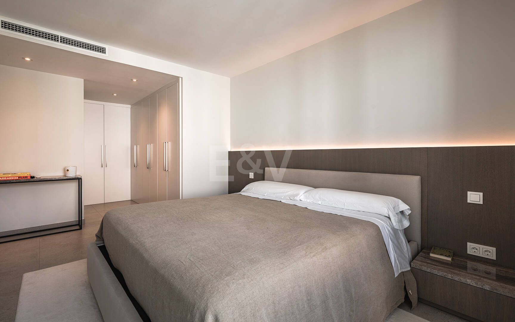 Nowoczesny apartament z Expansive Rooftop Terrace & Mountain Widoki w pobliżu centrum miasta