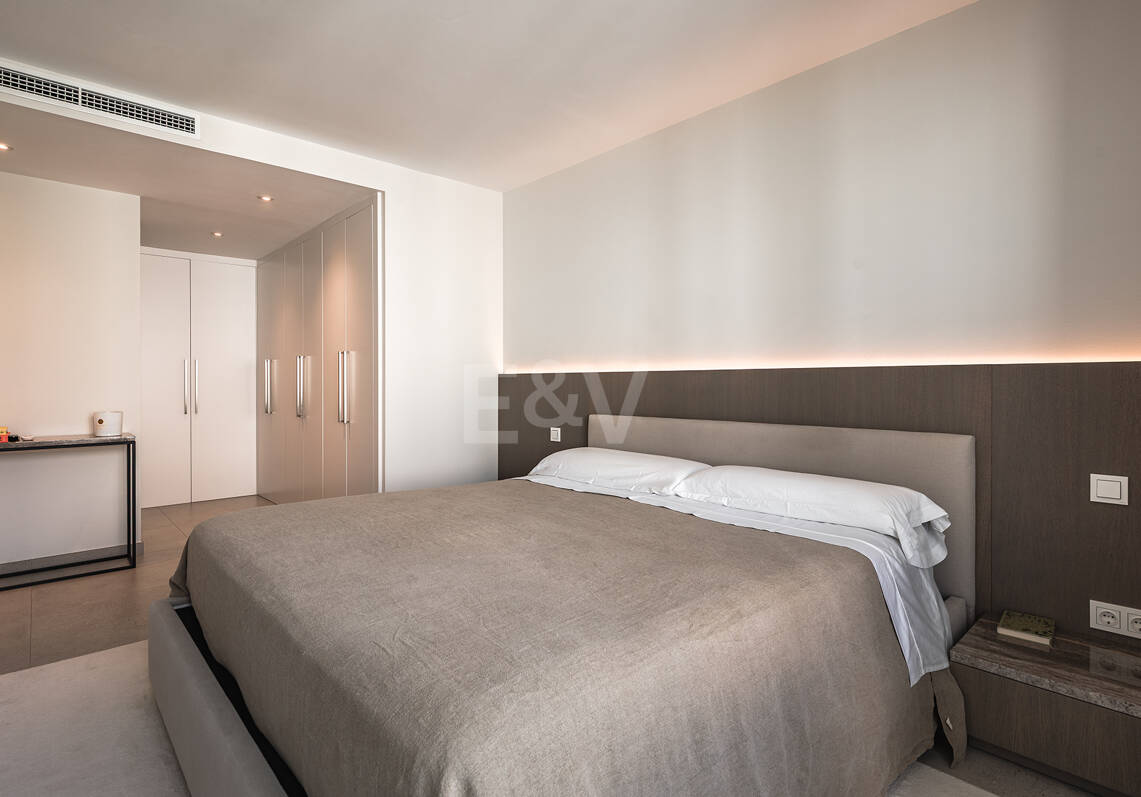 Modern Penthouse with Expansive Rooftop Terrace & Mountain Views near the Town Centre