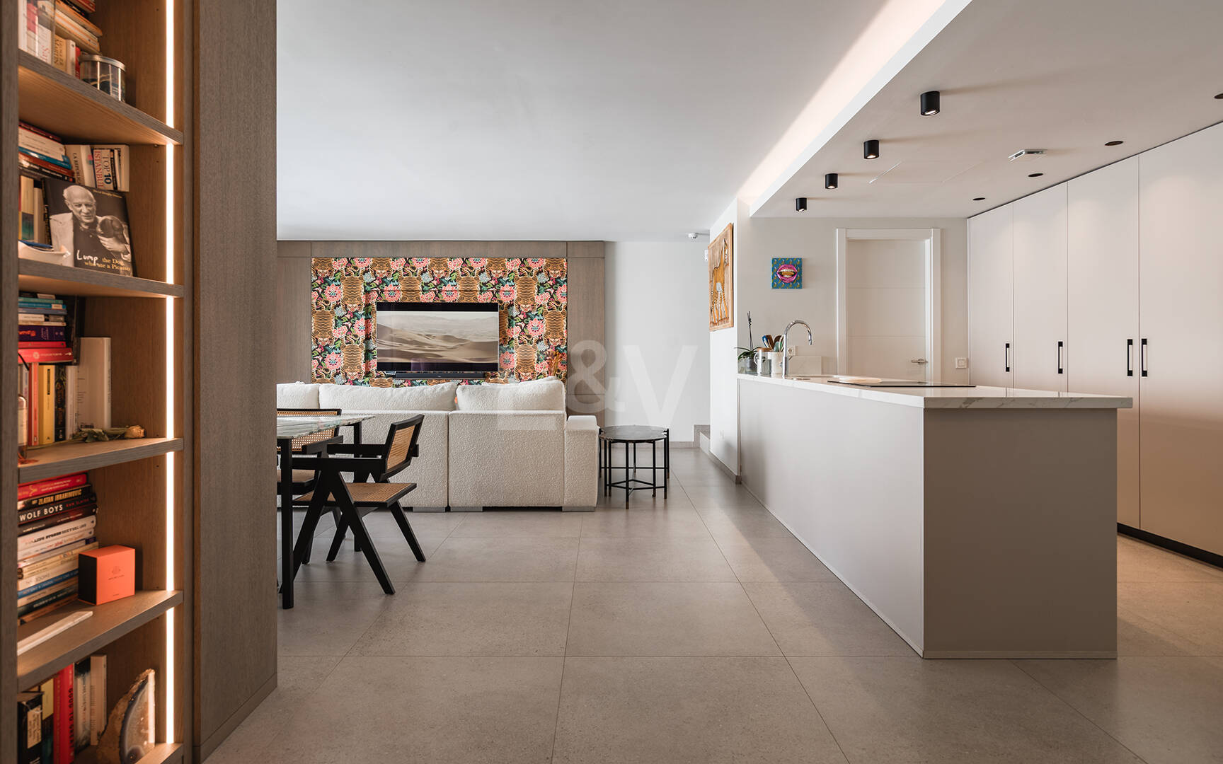 Modern Penthouse with Expansive Rooftop Terrace & Mountain Views near the Town Centre